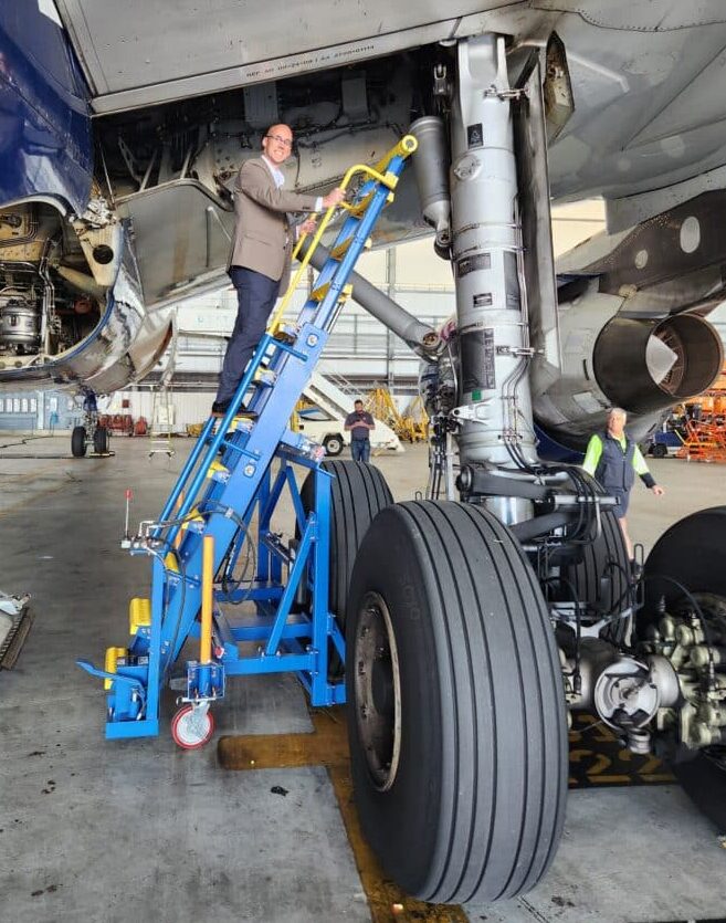 landing gear access stand01 768x1024